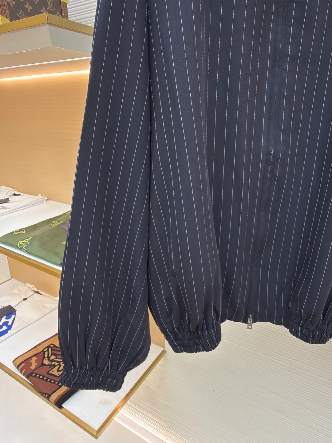 Acne Studios bow striped jacket ●Original version: Purchased and developed for 8000 ●Item number: 1680791-B45 ●Material: fine rhyme striped luxurious fabric fabric ●Technology: embroidery production ●Version: fitted version ●Weight: about 685 grams ●Size: 44-46-48-50 ●Description: Customized fine rhyme striped luxurious fabric and Acne Studios rayon jacquard lining, smooth and delicate, comfortable and close to the skin As smooth as silk, with navy blue as the main color, elegant reflection of retro atmosphere, the pinstripe design is a perfect tribute to retro sports. They are arranged in an orderly manner along the outline of the jacket, and the seasonal bow embroidery on the chest injects soul into the jacket. The delicate stitching makes the bow seem to flutter at any time. The design of the zipper is simple and elegant. Elegant behavior is calm and leisurely. It perfectly interprets the fashionable sweet and cool style, using imported machine embroidery technology. Using advanced computer control systems and precision mechanical components to achieve Acne Studios' seasonal bow tie embroidery work has high precision and smooth and delicate lines. The infrared positioning cutting machine uses infrared transmitters and infrared receivers to achieve precise positioning of materials. The accuracy can reach the micron level to meet the effect of high-precision cutting of plaid alignment. The fabrics have been sand-washed and have a better hand feel and texture. They are not easy to deform, shrink or fade, and maintain long-term beauty. The overall wiring is straight and delicate, the fabric is comfortable and soft, and the color is consistent without color difference. It can be matched with the same style to create a fashionable look and control various occasions. Customized accessories, complete with three standards, same style for men and women!